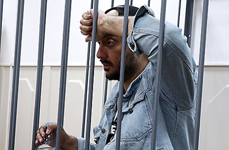 Режиссер Кирилл Серебренников, обвиняемый в мошенничестве в особо крупном размере, перед рассмотрением ходатайства об избрании меры пресечения в Басманном суде, 23 августа 2017.