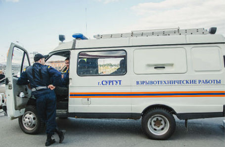 Сотрудники полиции на месте убийства преступника в центре Сургута.