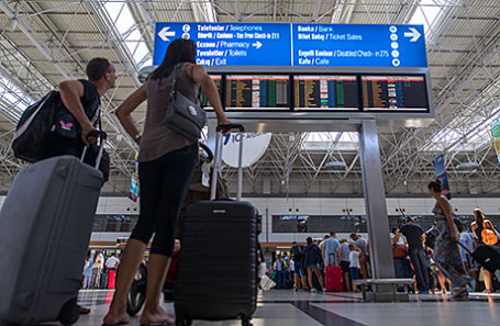 Туристы обанкротившегося туроператора Ted Travel ожидают свой рейс.