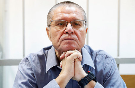 Бывший министр экономического развития РФ Алексей Улюкаев, обвиняемый в получении взятки в 2 миллиона долларов, перед началом рассмотрения дела по существу в Замоскворецком суде.