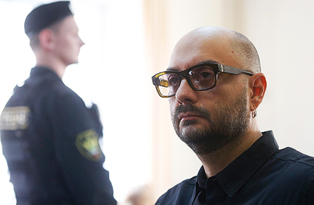 Режиссер Кирилл Серебренников, обвиняемый в мошенничестве в особо крупном размере, перед началом рассмотрения апелляционной жалобы своего адвоката Д.Харитонова на постановление суда от 23 августа 2017 года об избрании меры пресечения в виде домашнего ареста в Мосгорсуде, 4 сентября 2017.