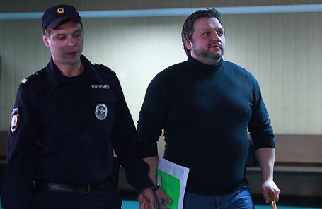 Бывший губернатор Кировской области Никита Белых (справа), обвиняемый в получении взятки в размере 600 тысяч евро, перед началом рассмотрения дела по существу в Пресненском суде.