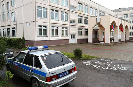 Автомобиль полиции у здания школы №1 в Ивантеевке, где ученик 9 класса открыл стрельбу.