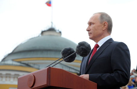 Президент России Владимир Путин выступает на открытии Дня города на Красной площади.