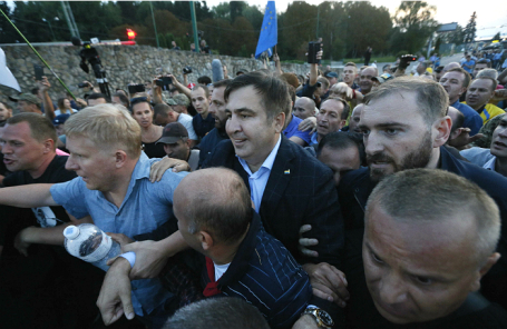 Михаил Саакашвили (в центре) в окружении сторонников на польско-украинской границе.