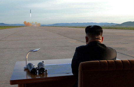 Лидер Северной Кореии Ким Чен Ын наблюдает за запуском ракеты Hwasong-12.