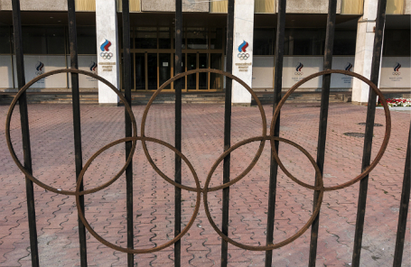 Здание Олимпийского комитета России на Лужнецкой набережной.