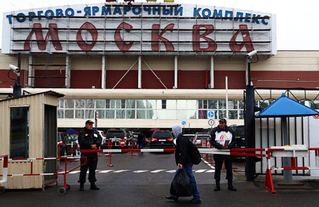 У торгового центра «Москва», где произошел конфликт между сотрудниками и охранниками.