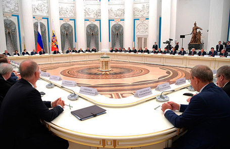 Во время встречи президента России Владимира Путина с представителями российских деловых кругов и объединений в Кремле.