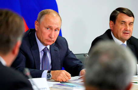 Президент РФ Владимир Путин на заседании президиума Государственного совета, посвящённом вопросам комплексного развития пассажирских перевозок в субъектах Российской Федерации.