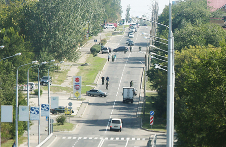 Вид на место, где произошел взрыв автомобиля министра доходов и сборов ДНР Александра Тимофеева, Донецк, 23 сентября 2017.