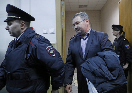 Генеральный директор авиакомпании «ВИМ-Авиа» Александр Кочнев (справа), задержанный по подозрению в мошенничестве в особо крупном размере, перед рассмотрением ходатайства следствия об избрании меры пресечения в Басманном суде.