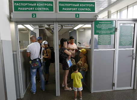 Пассажиры во время прохождения паспортного контроля.