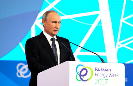 Президент России Владимир Путин на пленарном заседании «Энергия для глобального роста» первого Международного форума по энергоэффективности и развитию энергетики «Российская энергетическая неделя».