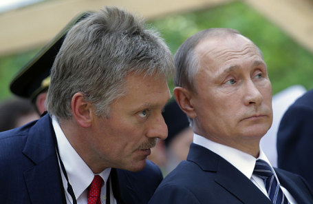 Пресс-секретарь президента РФ Дмитрий Песков и президент России Владимир Путин (слева направо).Михаил Метцель/ТАСС