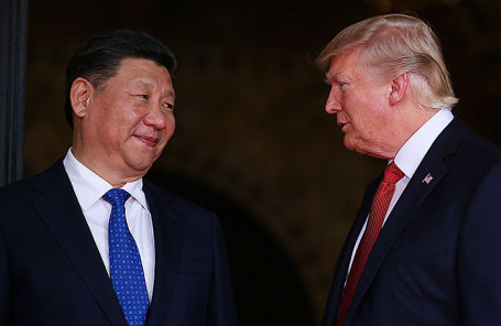 Президент США Дональд Трамп (слева) приветствует президента Китая Си Цзиньпина.