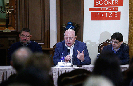 Поэт, критик Алексей Пурин (слева) и литературовед, критик Артем Скворцов (справа) на пресс-конференции, где объявлены произведения, которые вошли в шорт-лист 26-й литературной премии «Русский Букер, Москва, 26 октября 2017.