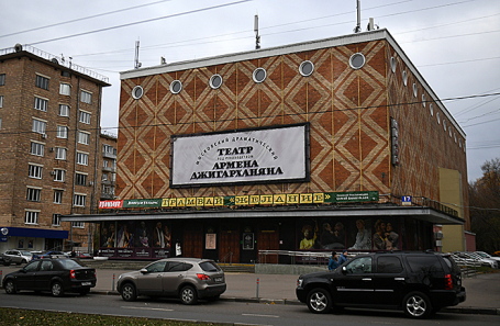 Вид на театр Армена Джигарханяна на Ломоносовском проспекте в Москве.