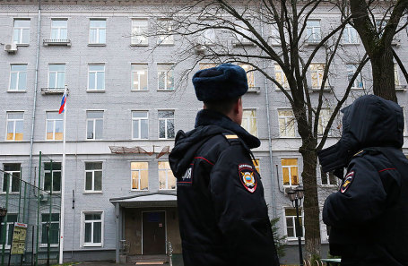 У здания учебного заведения «Западный комплекс непрерывного образования» на улице Гвардейская, где были обнаружены тела преподавателя ОБЖ и студента.