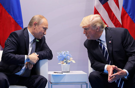 Президент России Владимир Путин (слева) и президент США Дональд Трамп.