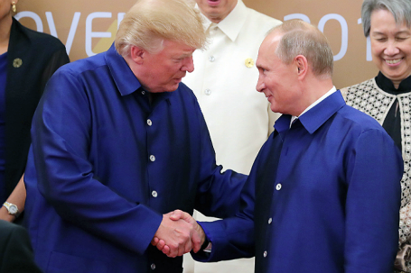 Президент США Дональд Трамп и президент РФ Владимир Путин (слева направо на первом плане).