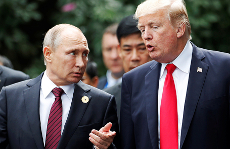 Президент России Владимир Путин и президент США Дональд Трамп (слева направо) перед церемонией совместного фотографирования в рамках 25-го саммита форума «Азиатско-тихоокеанское экономическое сотрудничество» (АТЭС) в Дананге, Вьетнам.