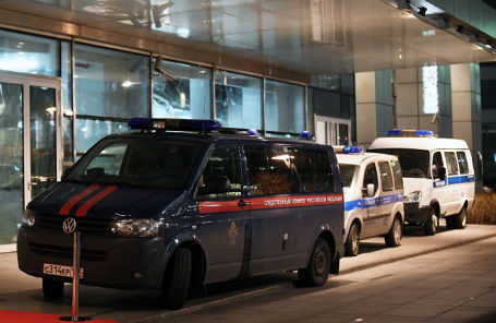 Автомобили правоохранительных органов у входа в башню «Око», где в ночь на 18 ноября произошла стрельба.