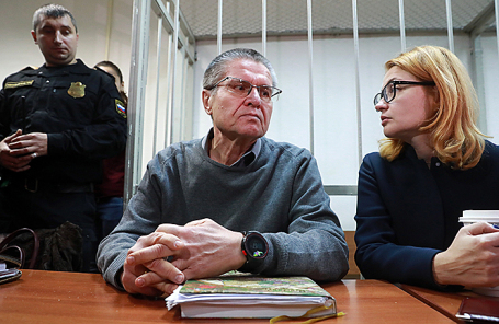 Бывший министр экономического развития РФ Алексей Улюкаев (в центре), обвиняемый в получении взятки в 2 миллиона долларов, и его адвокат Виктория Бурковская во время заседания в Замоскворецком суде, 22 ноября 2017.