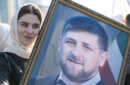 Девушка с портретом Рамзана Кадырова во время праздничного концерта в День народного единства.