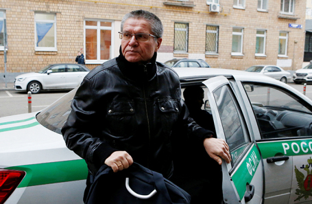 Алексей Улюкаев у здания Замоскворецкого суда в Москве, 27 ноября 2017.