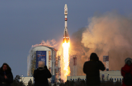 Во время запуска ракеты-носителя «Союз-2.1б» с разгонным блоком «Фрегат», космическим аппаратом гидрометеорологического обеспечения «Метеор-М» №2-1 и 18 малыми космическими аппаратами попутной нагрузки со стартового комплекса космодрома Восточный.