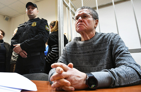 Бывший министр экономического развития РФ Алексей Улюкаев (справа), обвиняемый в получении взятки в 2 миллиона долларов, перед началом заседания в Замоскворецком суде.