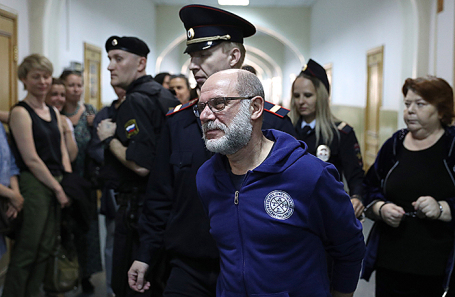 Алексей Малобродский (в центре).