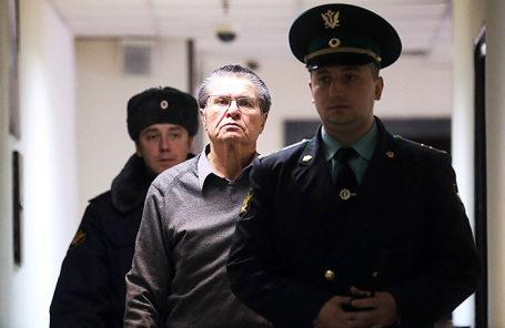 Бывший министр экономического развития РФ Алексей Улюкаев (в центре), обвиняемый в получении взятки в 2 миллиона долларов, перед началом заседания в Замоскворецком суде.