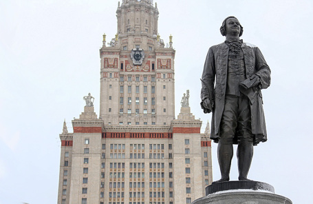 У главного здания Московского государственного университета им. М. В. Ломоносова на Ленинских горах.