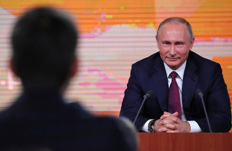 Владимир Путин во время большой ежегодной пресс-конференции