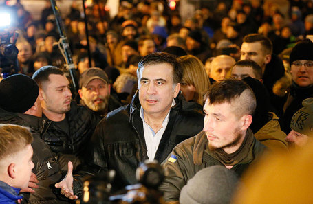 Михаил Саакашвили (в центре).