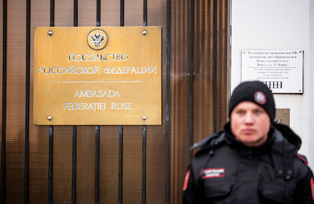 Табличка у здания посольства Российской Федерации в Республике Молдова на улице Штефана чел Маре.