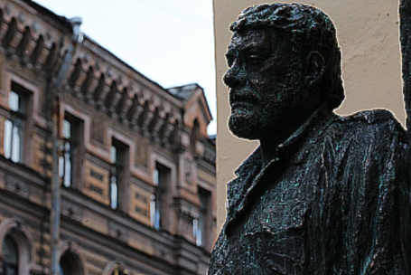 Памятник писателю Сергею Довлатову в Санкт-Петербурге.