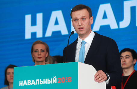Оппозиционер Алексей Навальный с супругой Юлией (в центре) во время встречи в Серебряном бору с инициативной группой по выдвижению его в кандидаты на предстоящих в 2018 году президентских выборах, 24 декабря 2017.