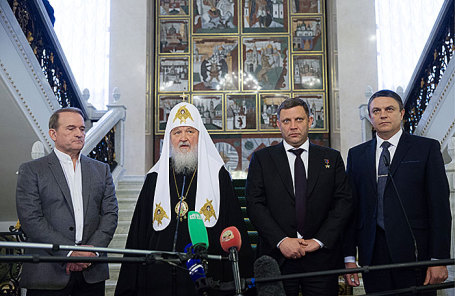Лидер общественного движения «Украинский выбор - право народа» Виктор Медведчук, патриарх Московский и всея Руси Кирилл, глава Донецкой народной республики (ДНР) Александр Захарченко и глава Луганской народной республики (ЛНР) Леонид Пасечник (слева направо) во время пресс-подхода по итогам миротворческой встречи, на которой завершился процесс согласования условий по обмену пленными между ДНР, ЛНР и Украиной, 25 декабря 2017.