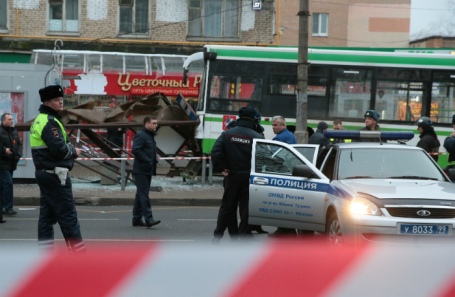 Рейсовый автобус, врезавшийся в остановку общественного транспорта на улице Сходненская.