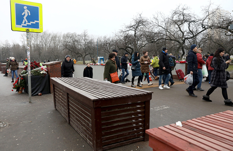 Установка заграждений перед пешеходными переходами у станций метро в Москве.