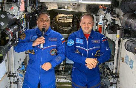 Космонавты РОСКОСМОСА Антон Шкаплеров и Александр Мисуркин поздравляют всех с борта Международной космической станции с Новым 2017 годом.