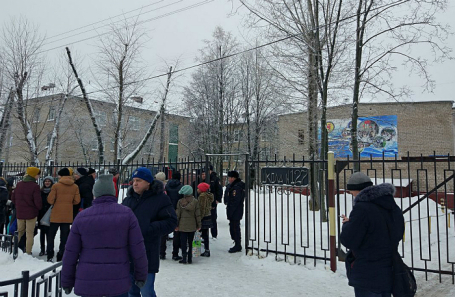 Россия. Пермь. 15 января 2018. У школы №127 в Мотовилихинском районе, где произошла драка с применением ножей, в результате которой пострадали люди.