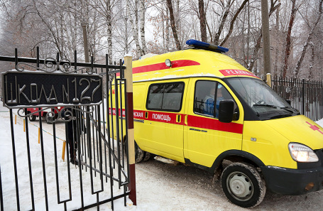 У школы №127 в Мотовилихинском районе, где произошла драка с применением ножей, в результате которой пострадали люди.