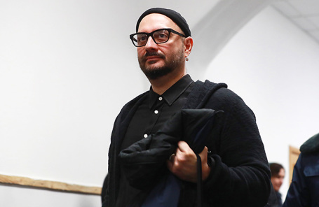 Режиссер Кирилл Серебренников, обвиняемый в мошенничестве в особо крупном размере, перед началом рассмотрения ходатайства следствия о продлении его домашнего ареста в Басманном суде.