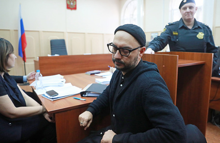 Режиссер Кирилл Серебренников, обвиняемый в мошенничестве в особо крупном размере, перед началом рассмотрения ходатайства следствия о продлении его домашнего ареста в Басманном суде.