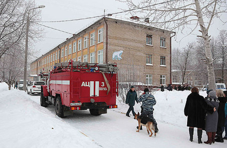 У школы №127 в Мотовилихинском районе, где произошла драка с применением ножей, в результате которой пострадали люди.