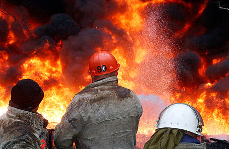 Под Саратовом после прорыва нефтепровода загорелось село